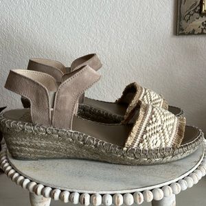 Andre Assous handsewn in Spain step in wedge beige size 10 NEW